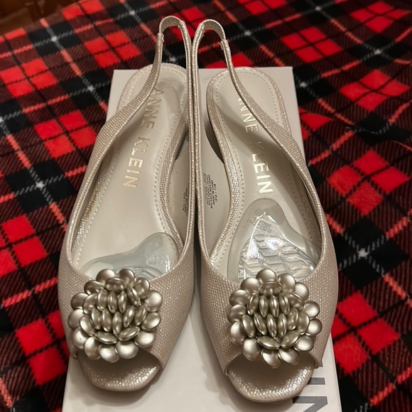 Anne Klein Iridescent champagne peep toe slings with beading. Barely worn. 👡👡 - Picture 1 of 4